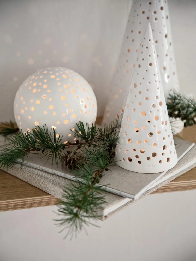 Nobili fehér csontporcelán karácsonyi gyertyatartó, magasság 19 cm - Kähler Design