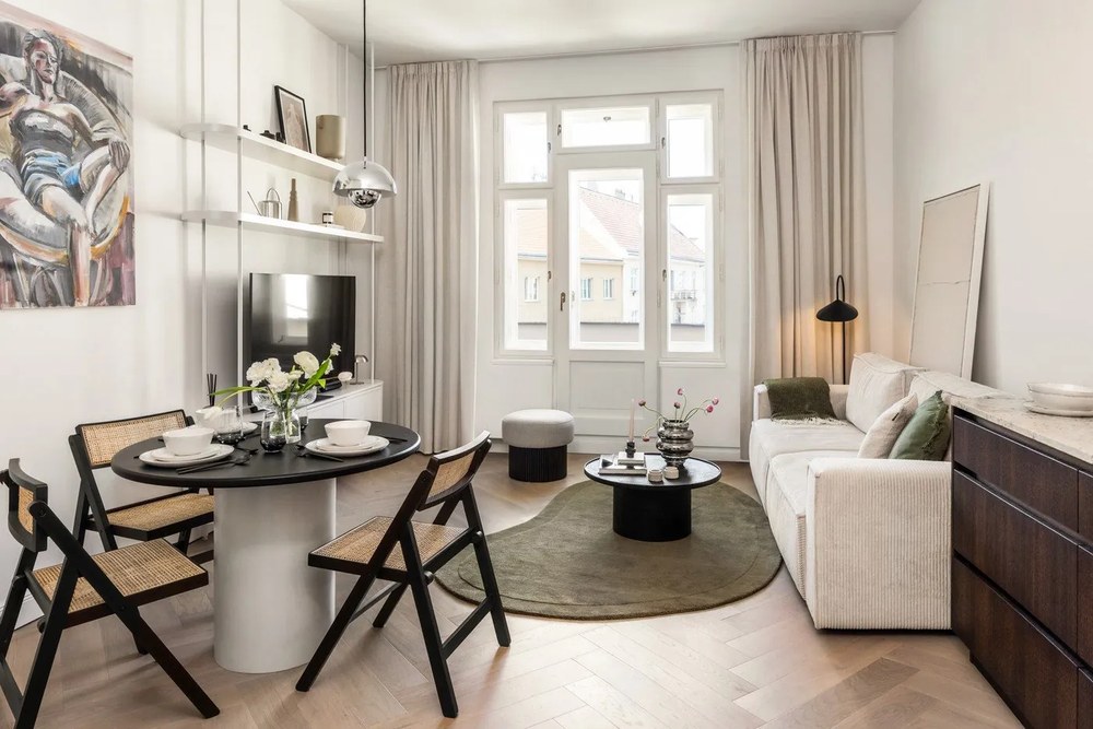 Ezüstszínű üveg kézzel készített váza (magasság 24 cm) Zorya – Bloomingville