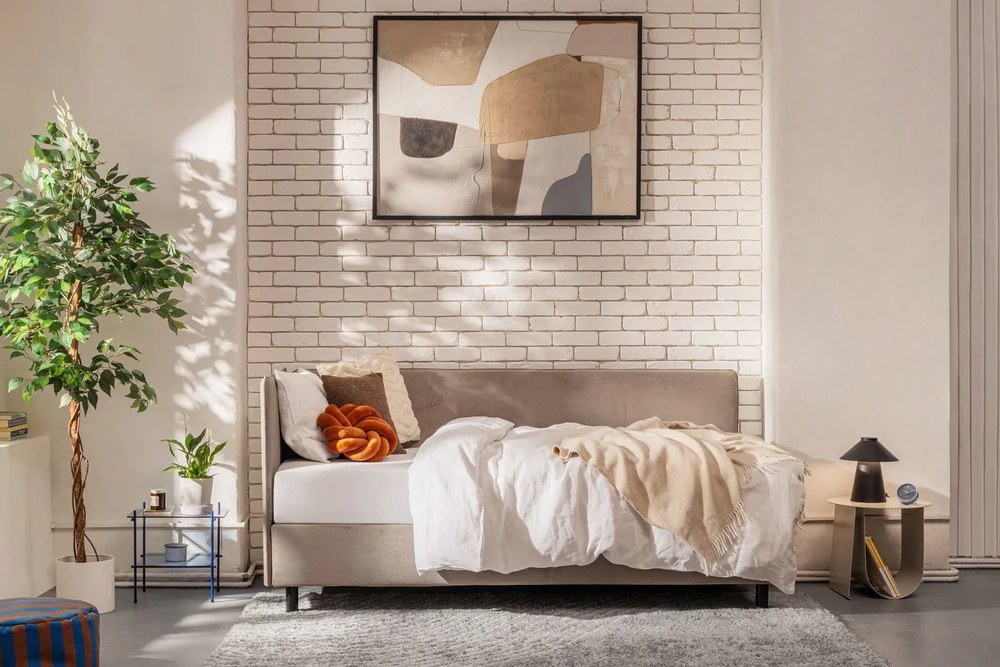 Szürkésbarna kárpitozott ágyneműtartós egyszemélyes ágy matraccal 90x200 cm Avela – Bonami Selection