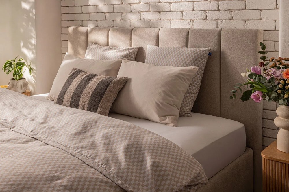 Natúr színű éjjeliszekrény tölgyfa dekorral Langley – Actona