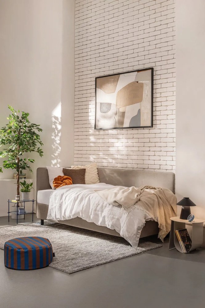 Szürkésbarna kárpitozott ágyneműtartós egyszemélyes ágy matraccal 90x200 cm Avela – Bonami Selection