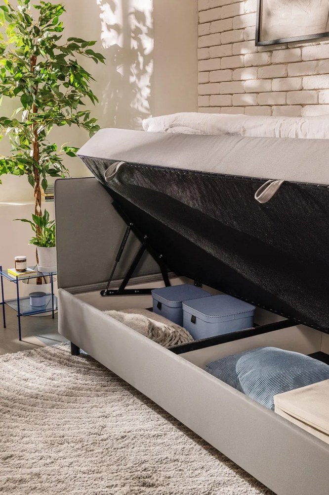 Szürke kárpitozott ágyneműtartós egyszemélyes ágy matraccal 90x200 cm Avela – Bonami Selection