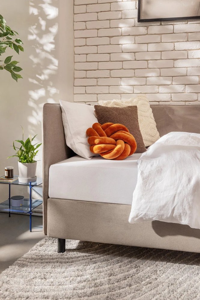 Szürkésbarna kárpitozott ágyneműtartós egyszemélyes ágy matraccal 90x200 cm Avela – Bonami Selection