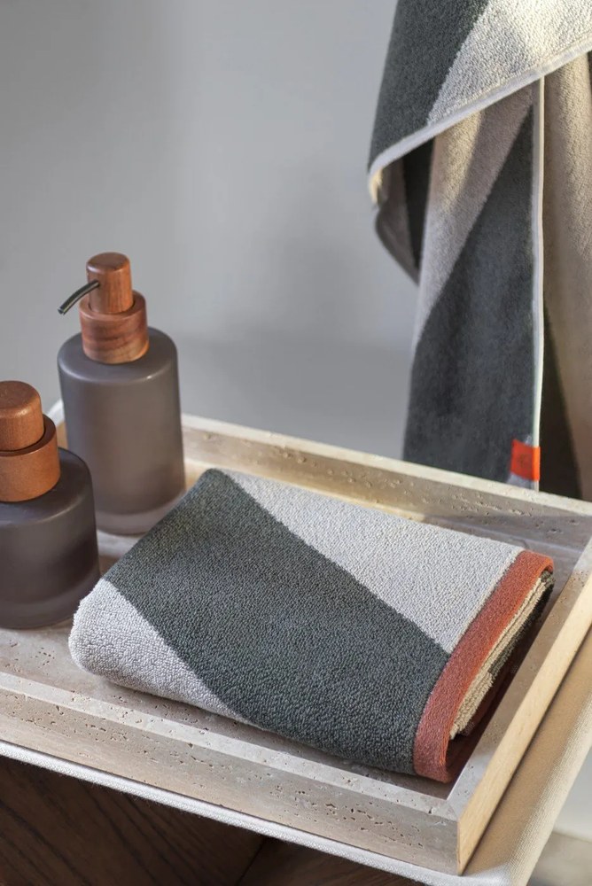 Khaki frottír bio pamut fürdőlepedő 70x133 cm Diagonal – Mette Ditmer Denmark