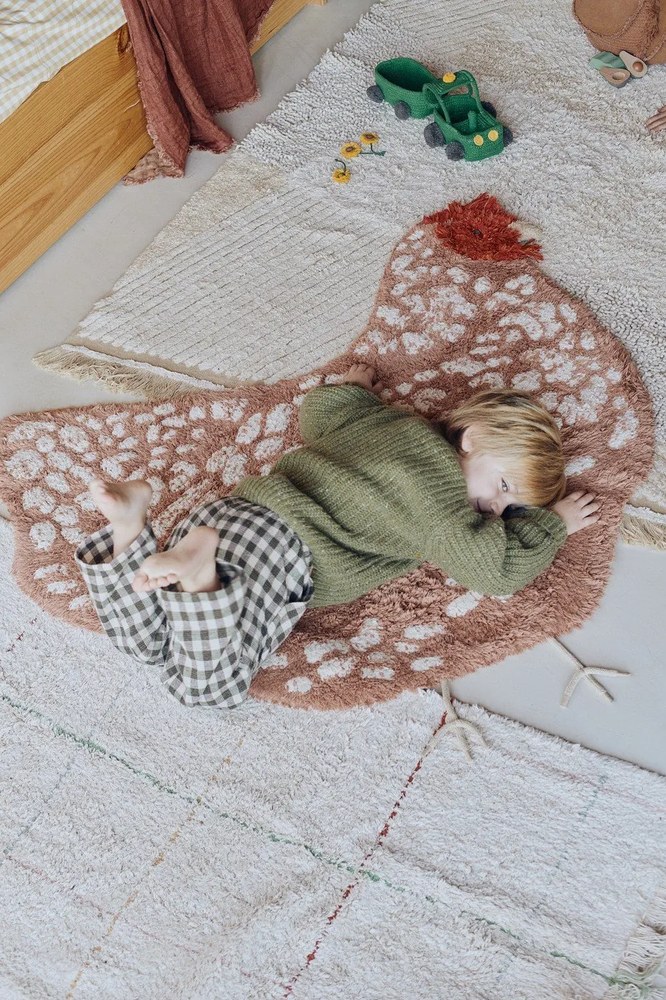 Barna mosható kézi szövésű pamut gyerek szőnyeg 110x100 cm Chicken – Lorena Canals