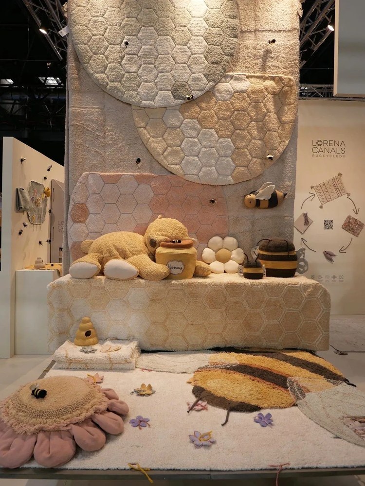 Világos rózsaszín mosható kézi szövésű pamut kerek szőnyeg ø 140 cm Honeycomb Rose – Lorena Canals