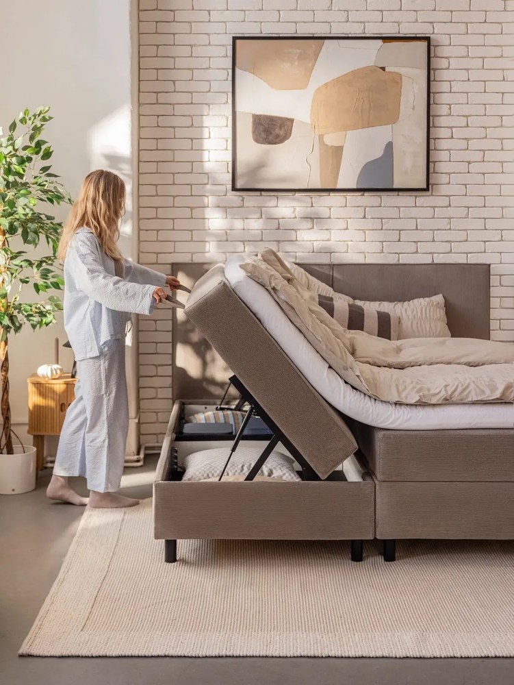 Natúr színű éjjeliszekrény tölgyfa dekorral Langley – Actona