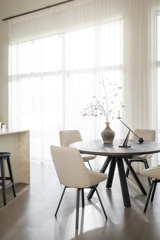 Sötétbarna kerek bővíthető étkezőasztal tölgyfa dekorral ø 135 cm Maddock – Rowico