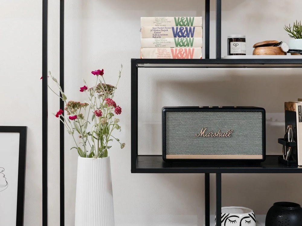 Fekete könyvespolc kőrisfa dekorral 114x185 cm Seaford – Actona