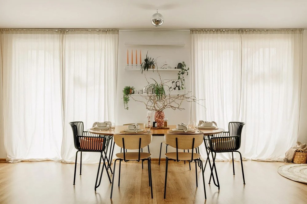 Bővíthető étkezőasztal kőrisfa dekoros asztallappal 90x140 cm Norfort – Kave Home