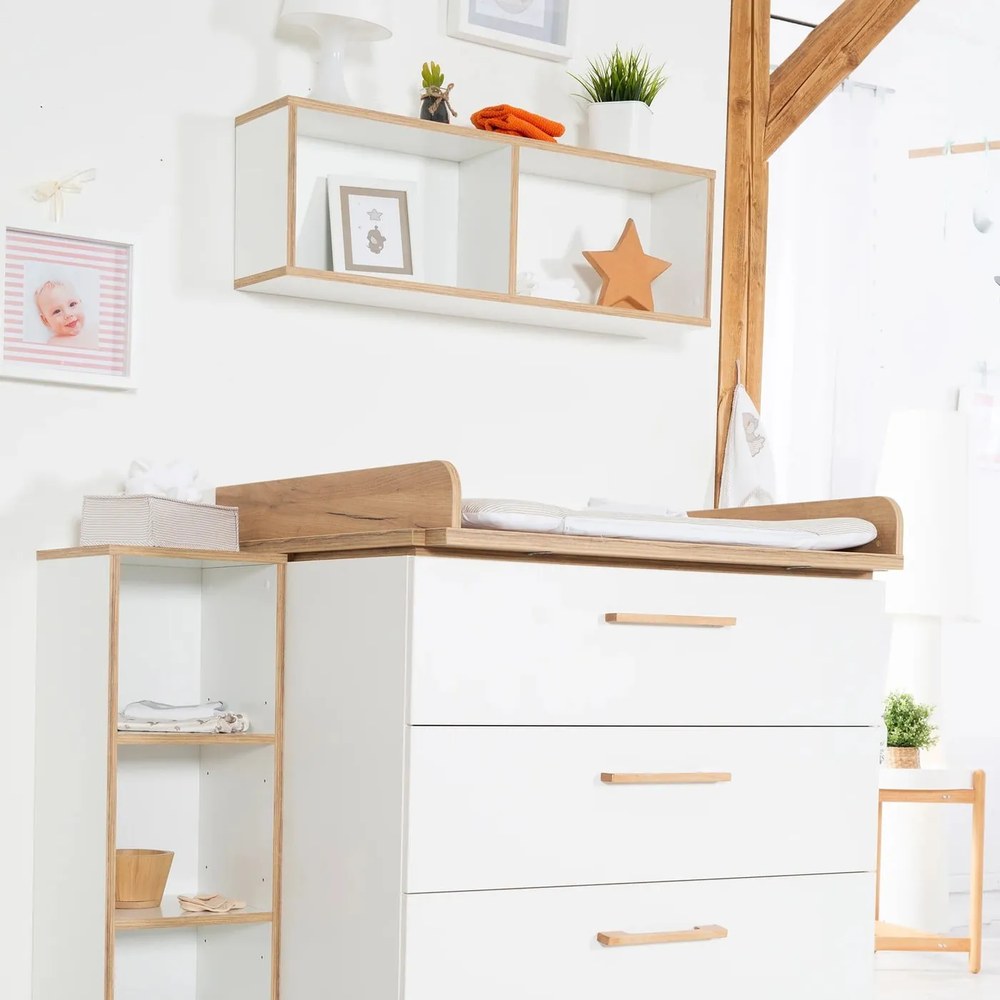 Fehér alacsony gyerek komód pelenkázó feltéttel tölgyfa dekorral 119x100 cm Ava – Roba