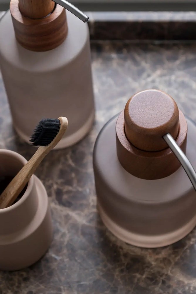 Barna üveg szappanadagoló 310 ml Modest – Mette Ditmer Denmark