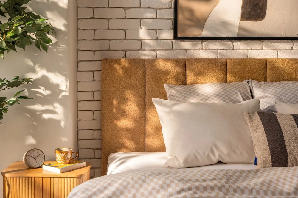 Mustársárga kárpitozott ágyneműtartós franciaágy ágyráccsal 160x200 cm Thessa Bold Line – Bonami Selection