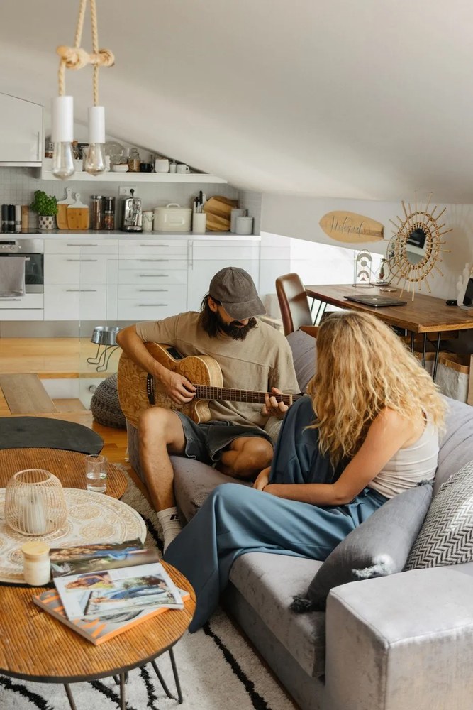 Konyakbarna kárpitozott karfás étkezőfotel Naya – Actona