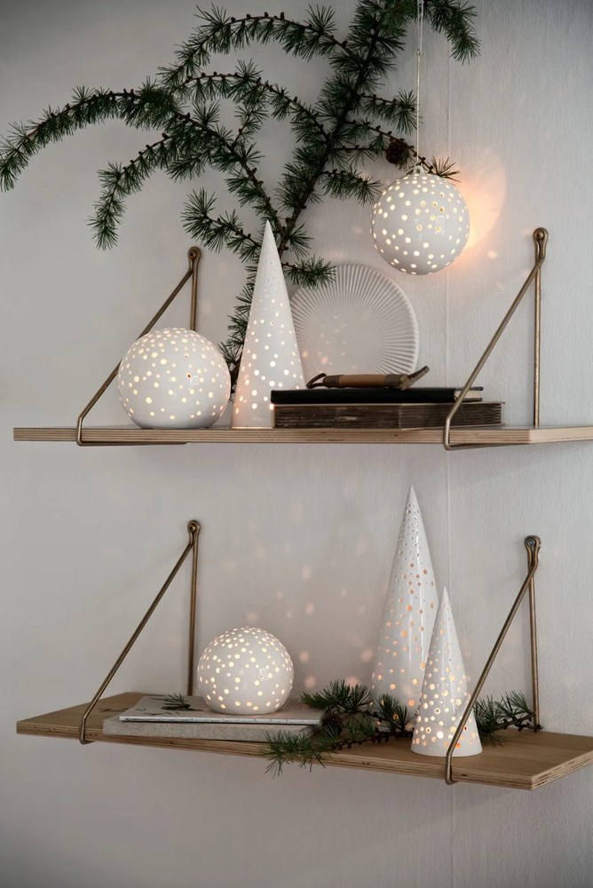 Nobili fehér csontporcelán karácsonyi gyertyatartó, magasság 19 cm - Kähler Design