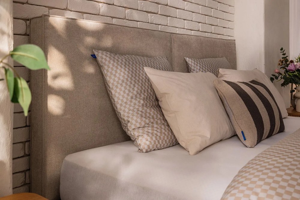 Bézs kárpitozott ágyneműtartós franciaágy ágyráccsal 180x200 cm Thessa Bold – Bonami Selection