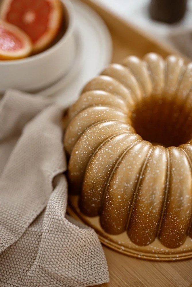 Lotus aranyszínű öntött alumínium sütőforma - Bonami Selection