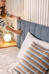 Kék kárpitozott ágyneműtartós franciaágy ágyráccsal 180x200 cm Myra Slim Line – Bonami Selection