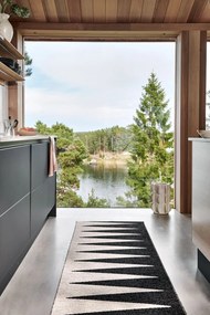 Fekete-fehér kültéri-beltéri futószőnyeg 70x250 cm Vivi Black – Pappelina