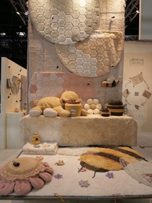 Világos rózsaszín mosható kézi szövésű pamut kerek szőnyeg ø 140 cm Honeycomb Rose – Lorena Canals