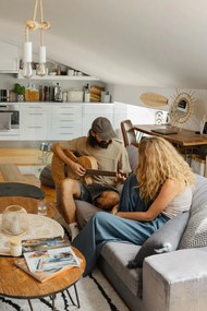 Konyakbarna kárpitozott karfás étkezőfotel Naya – Actona