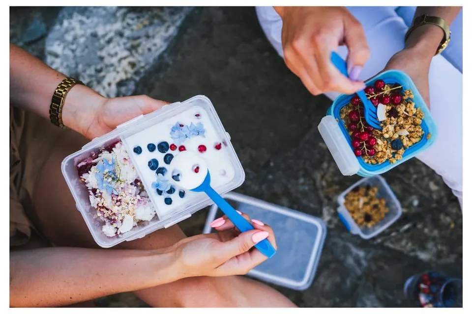 Kétrészes zöld ételes doboz evőeszközökkel, 650 ml + 230 ml - Vialli Design