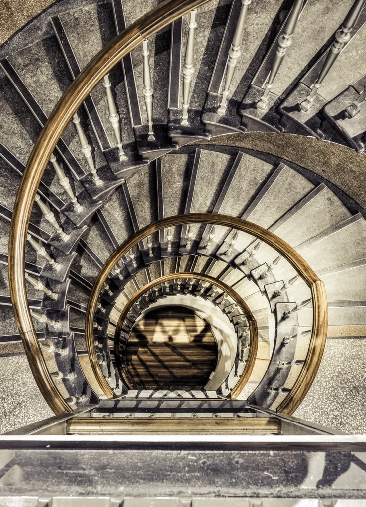 Poszter 20,5x28,4cm Spirál lépcső felülről az épületben, Assaf Frank