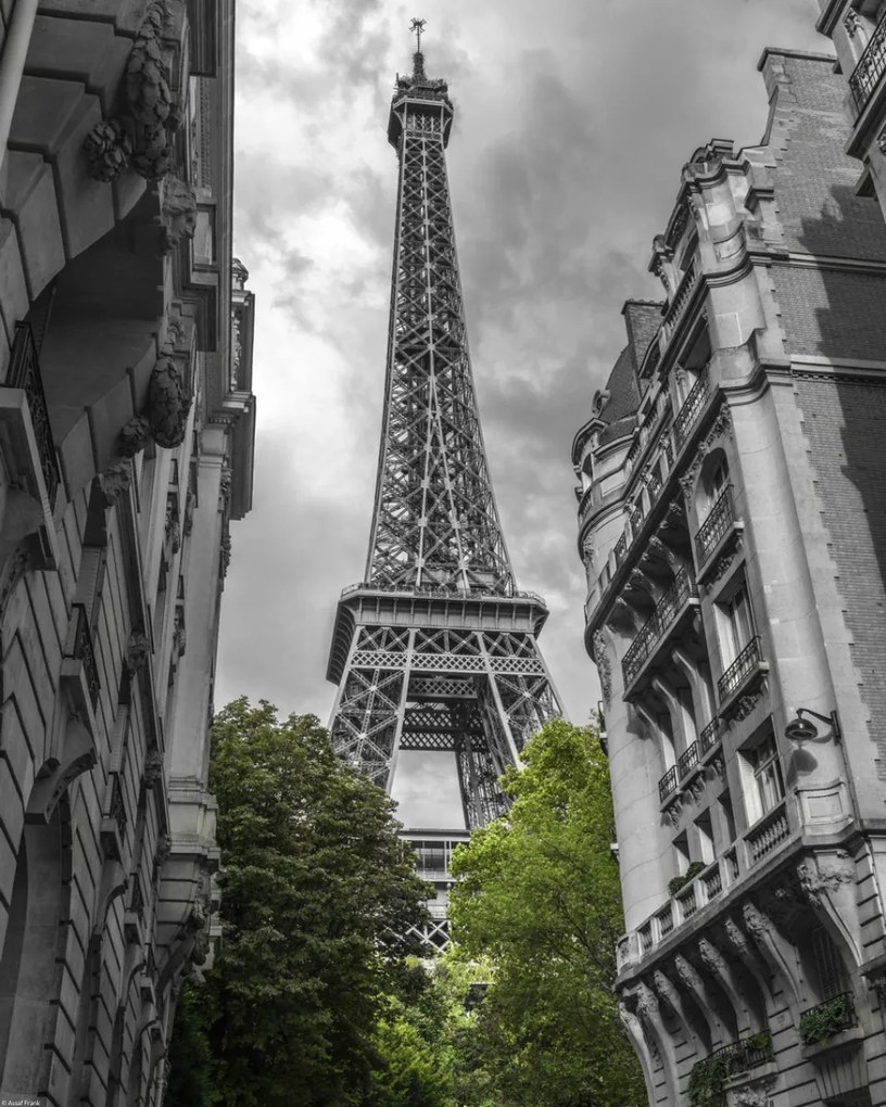 Poszter 40x50cm Kilátás az Eiffel-toronyra Párizs egy szűk utcájából, Assaf Fran