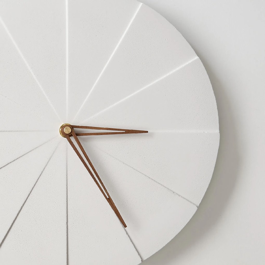 ODLITO Beton falióra Torta – fehér – 28,5 cm – barna mutatók