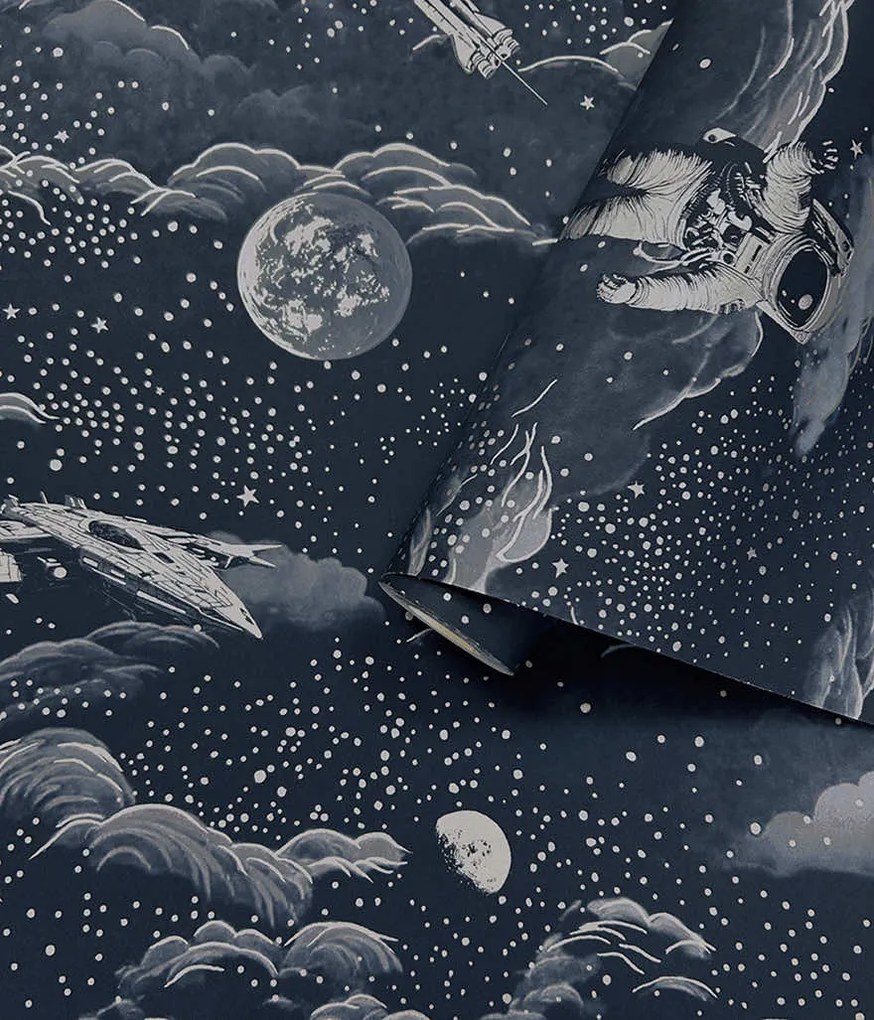 Holden Decor Adventure Awaits Lost In Space ezüst-sötétkék világűr mintás papír tapéta – 14051