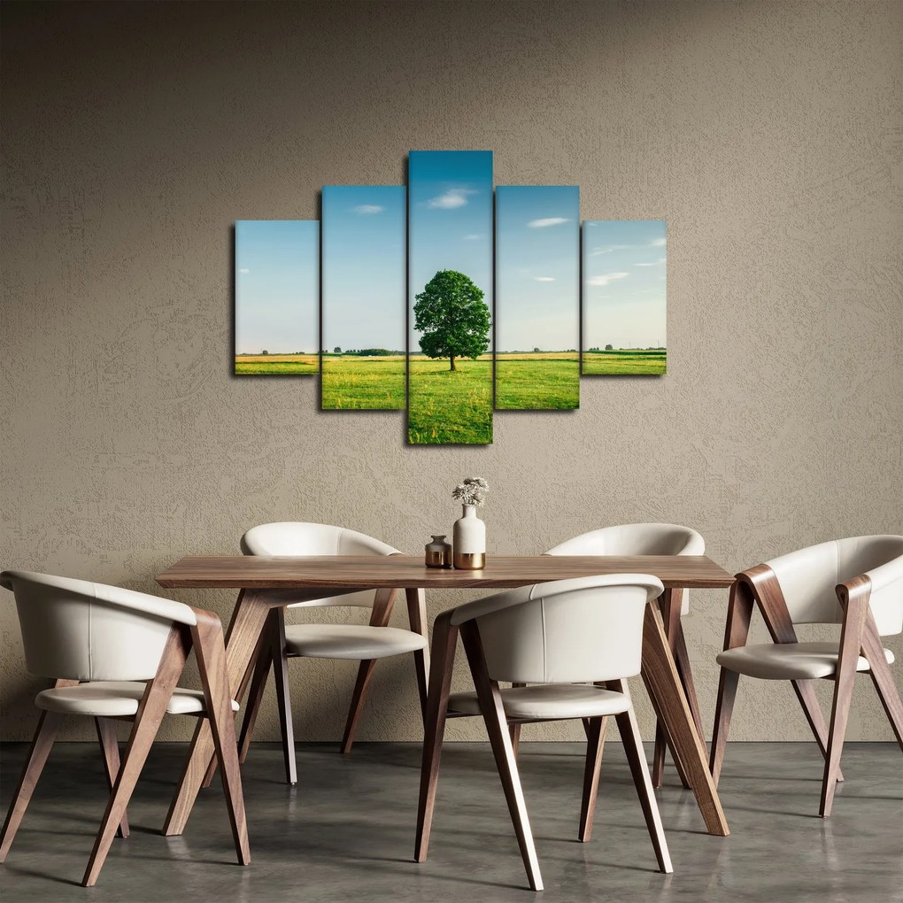 Egy fa képe egy rét közepén (150x105 cm)