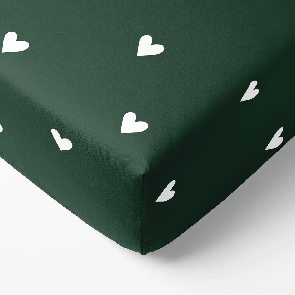 Goldea pamut gumis lepedő - szívecskék, sötétzöld alapon 80 x 200 cm