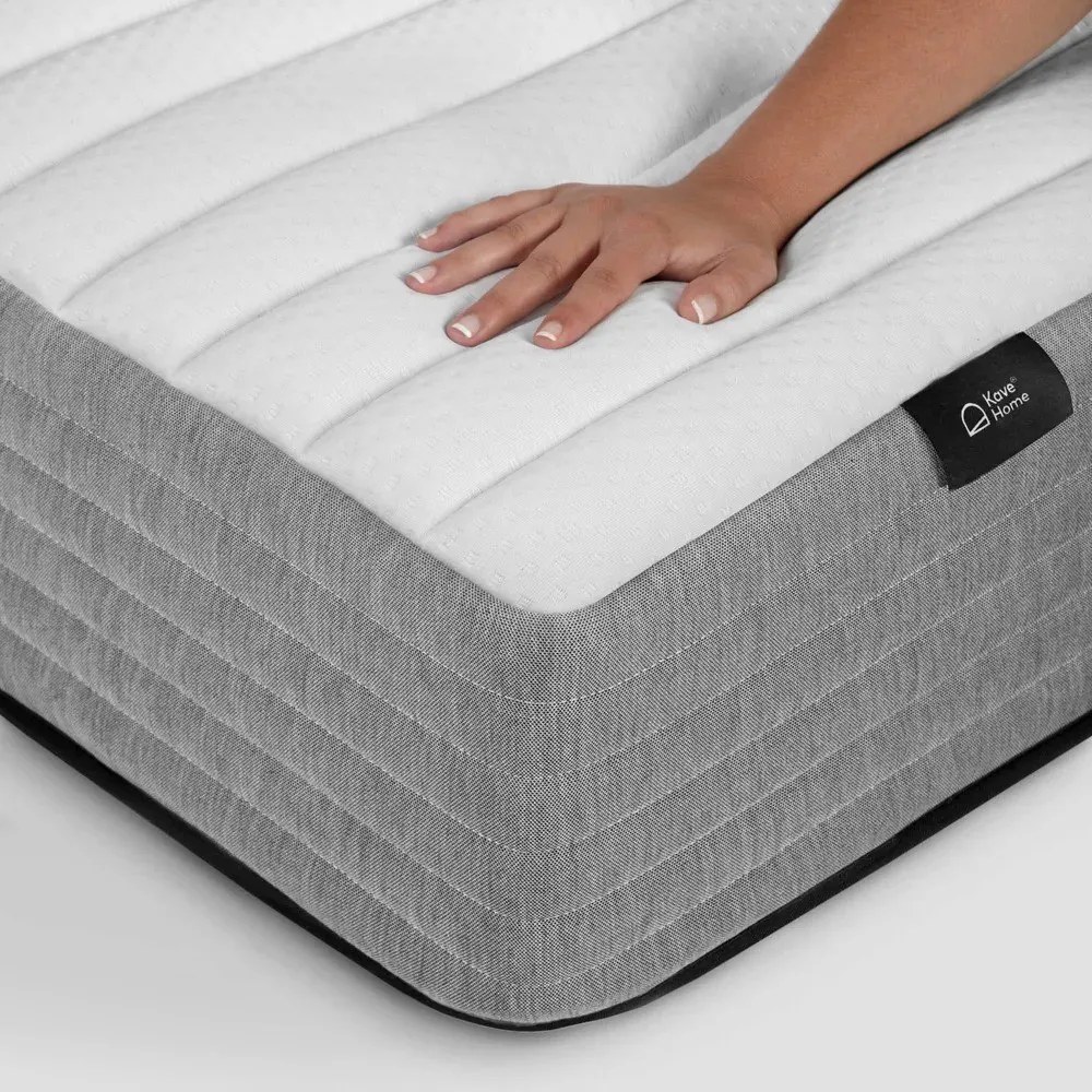 Közepes keménységű antiallergén-hőszabályozó hab matrac 150x200 cm Yoko – Kave Home