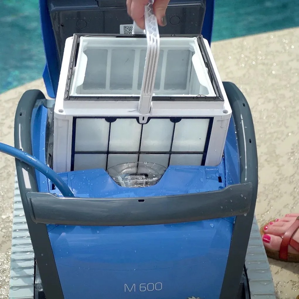 Medencetisztító robot, Dolphin M600 (2026), teljes medencetisztítás (padló, fal és vízvonal tisztítás), CleverClean és PowerStream navigáció, kábelcsavarodás-gátló, Wi-Fi és applikáció vezérlés, Caddy tartozékkal