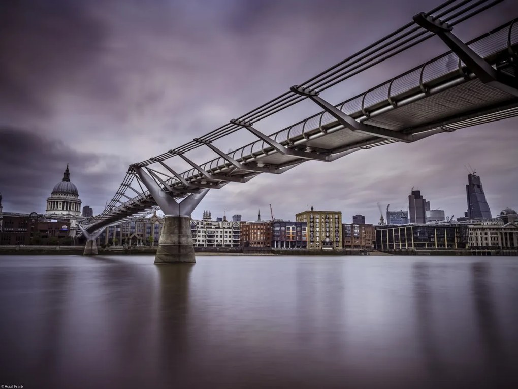 Poszter 40x30cm Kilátás a Szent Pál-székesegyházra és a Millenniumi hídra a Temze folyóból 2