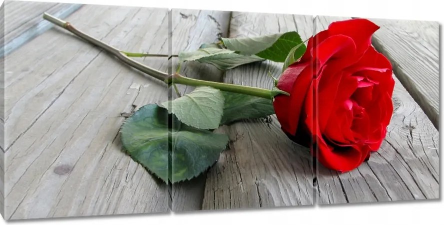 Vászonkép 150x70 Vörös rózsa a deszkákon