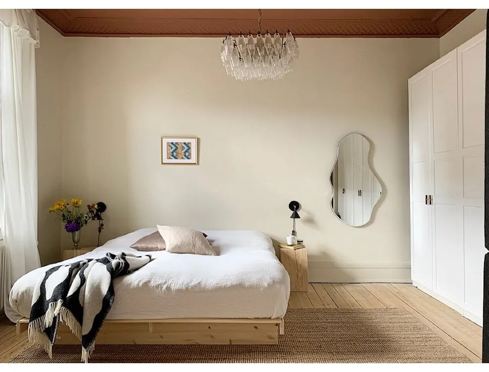 Natúr színű borovi fenyő franciaágy tárolóhellyel és ágyráccsal 160x200 cm Kanso – Karup Design