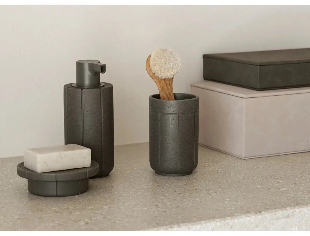 Szürke poligyanta szappanadagoló 300 ml Kua – Blomus