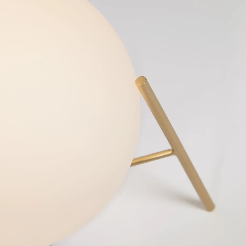 Fehér-aranyszínű asztali lámpa üveg búrával (magasság 22 cm) Seina – Kave Home