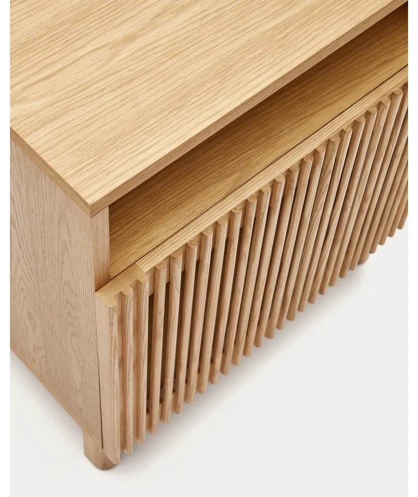 Natúr színű éjjeliszekrény tölgyfa dekorral Beyla – Kave Home