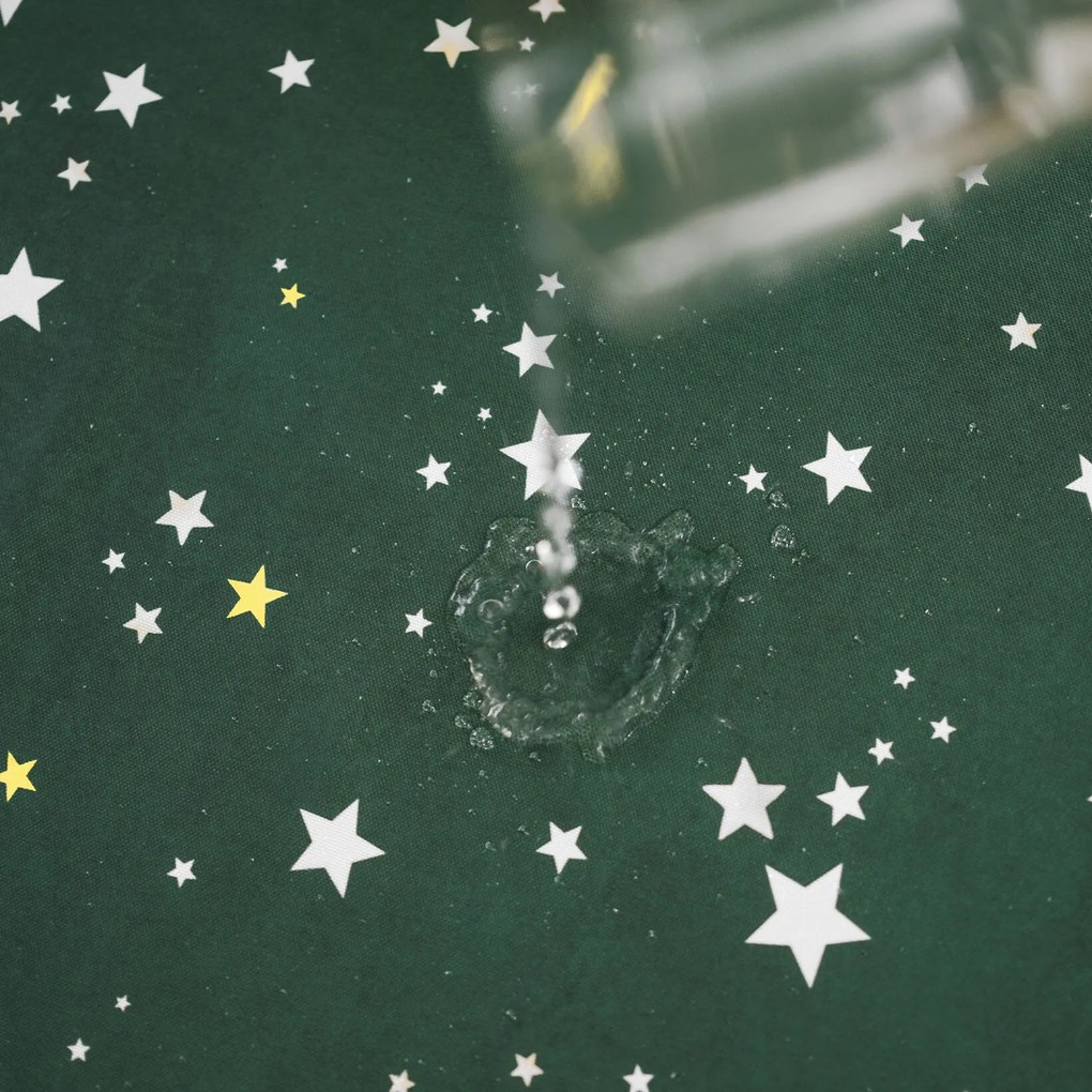 Goldea karácsonyi teflonbevonatú asztalterítő - csillagok zöld alapon 100 x 100 cm