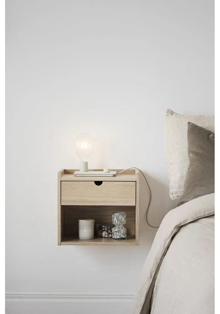 Natúr színű tölgyfa függő-polcokkal éjjeliszekrény Hillmond – Rowico