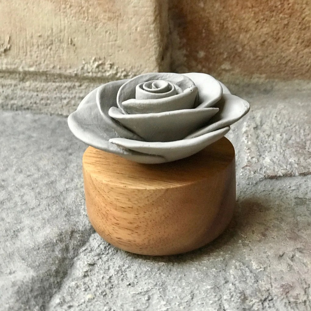 Laoszból származó gardénia motívummal díszített dizájner diffúzor, szürke - ANOQ