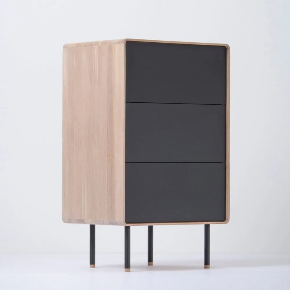 Fekete-natúr színű tölgyfa magas komód 60x100 cm Fina – Gazzda