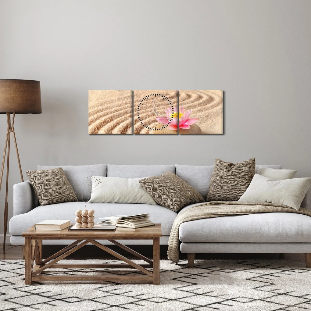 Egy kő, virággal a homokban képe (órával) (90x30 cm)