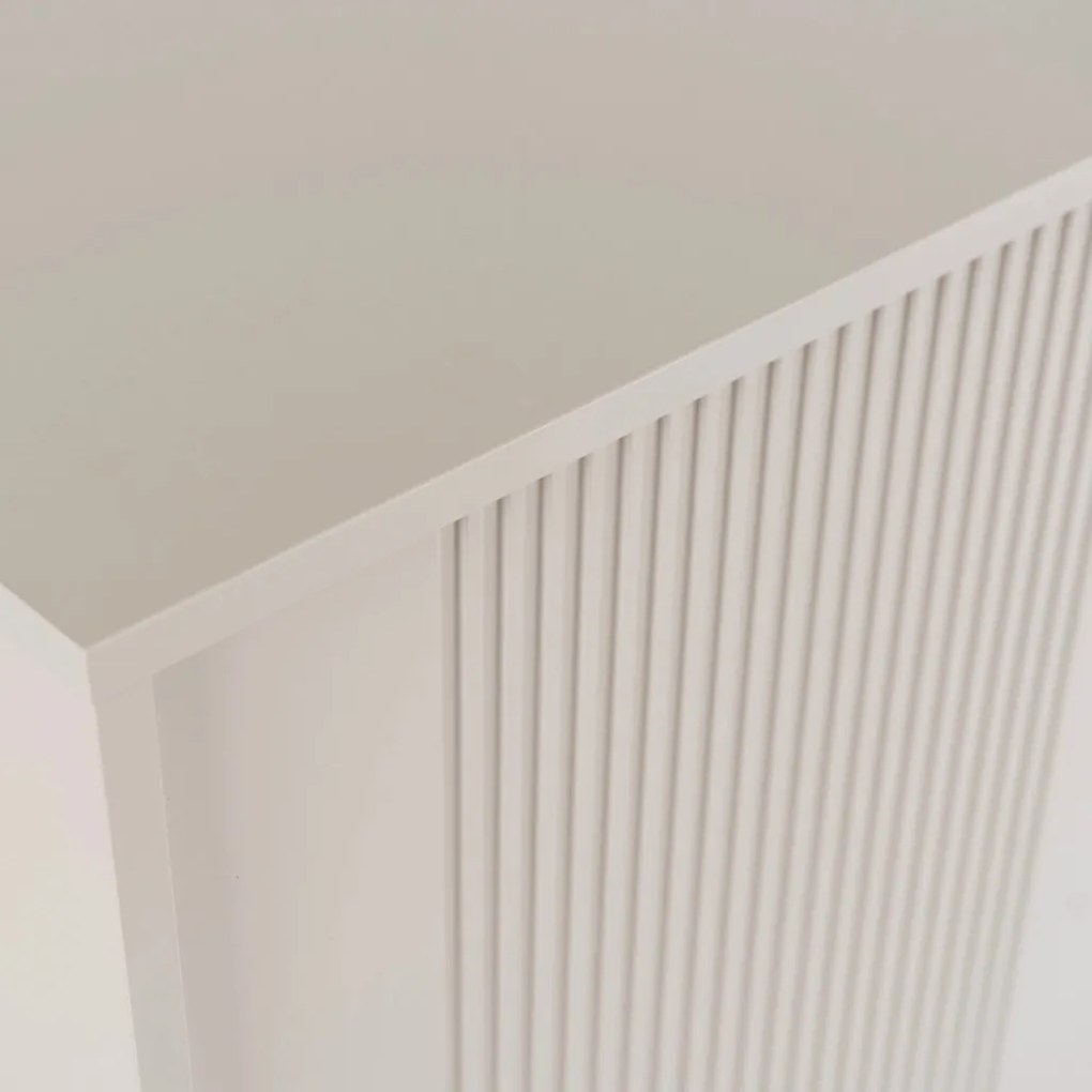 Komód 104 cm méretben, kétajtós, bordázott kivitelben, kaszmir színben SOFT