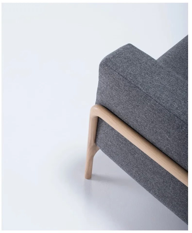 Fawn tölgyfa fotel sötétszürke szövet ülőrésszel - Gazzda