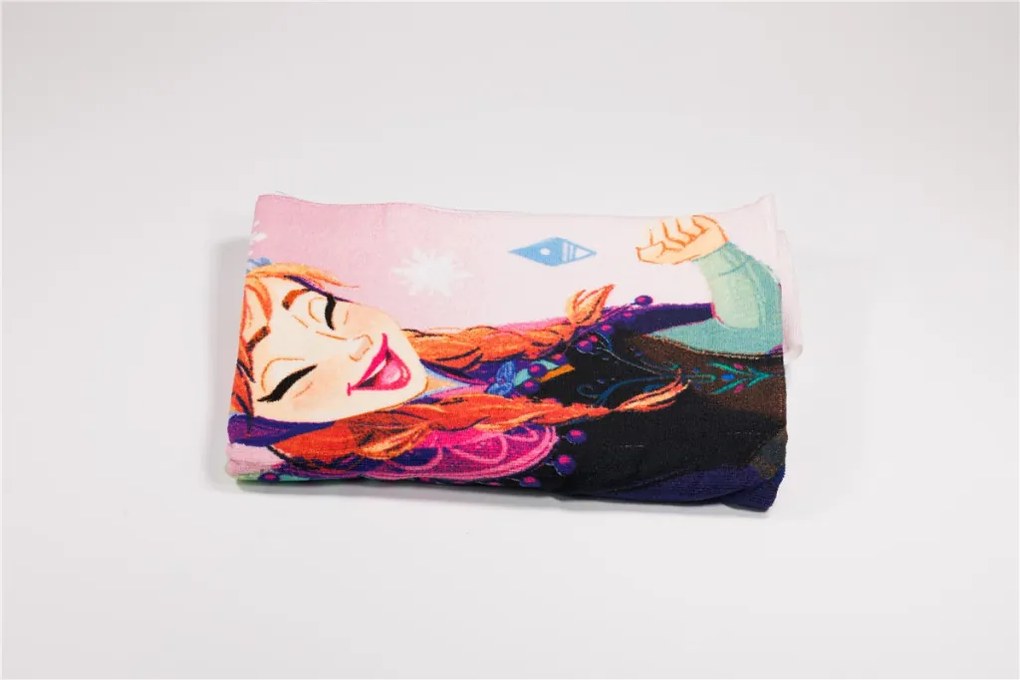 Disney Jégvarázs fürdőlepedő, strand törölköző 70x140cm (Fast Dry)