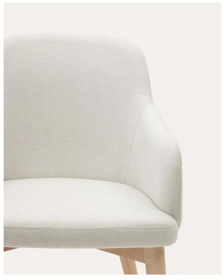 Krémszínű kárpitozott karfás étkezőfotel Nelida – Kave Home