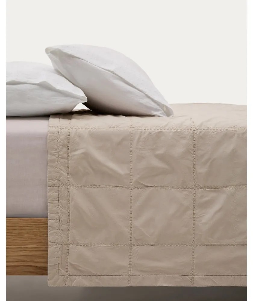 Világosbarna pamut steppelt ágytakaró 240x260 cm Isor – Kave Home